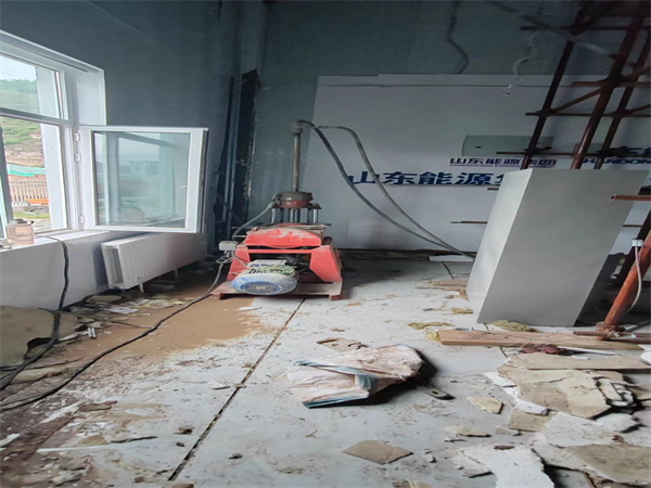 加乐镇地基基础下沉墙体裂缝加固注浆顶升施工