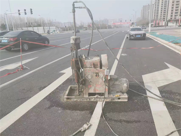 加乐镇公路路面下沉沉降开裂注浆加固施工