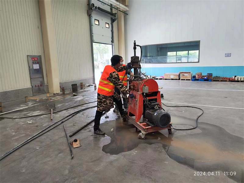 加乐镇厂房地面下沉塌陷注浆加固施工